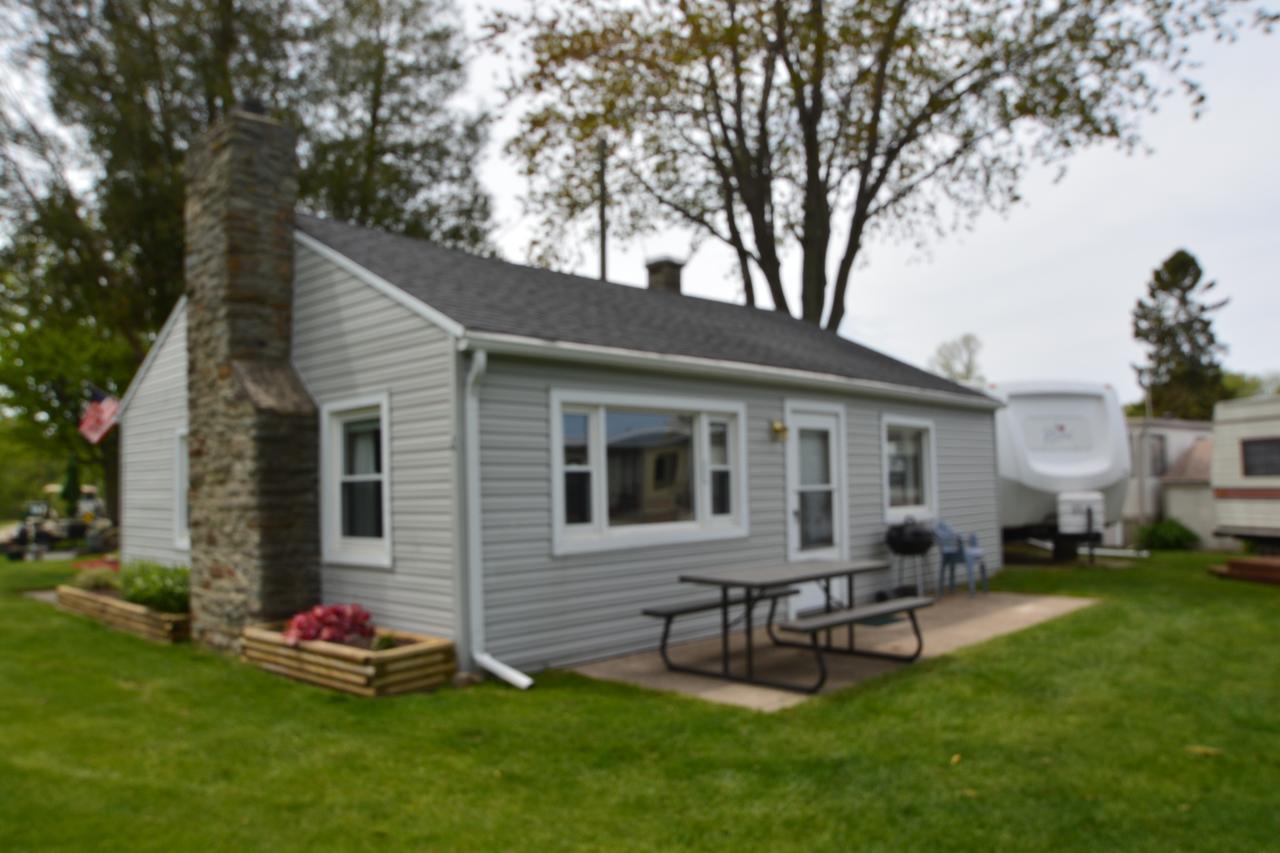 Whalens Grindstone Shores Inc. Lodge *