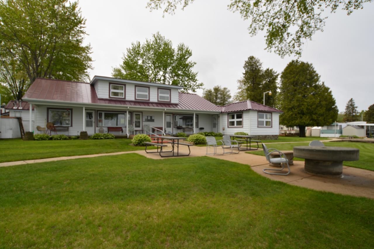 Whalens Grindstone Shores Inc. Lodge